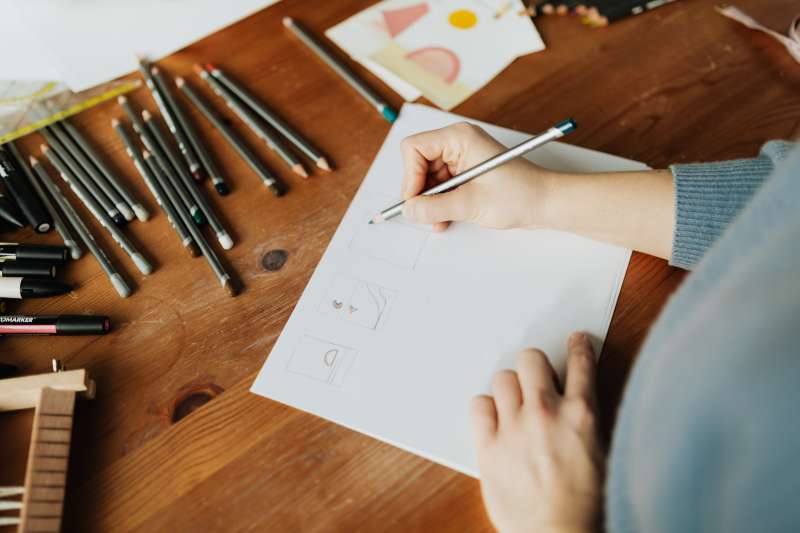Ilustrasi seorang pengusaha UMKM yang sedang merancang strategi untuk membangun identitas brand-nya dari nol.