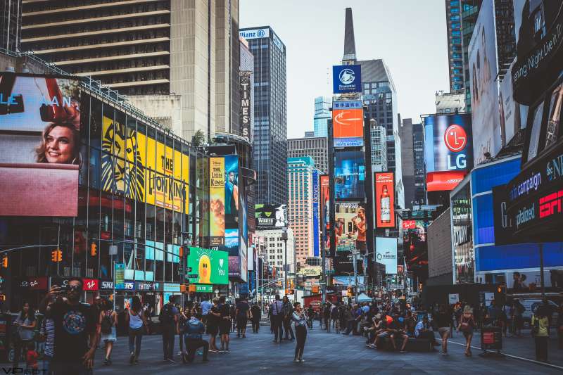 Perbandingan efisiensi dan jangkauan antara kampanye pemasaran digital melalui perangkat pintar dengan metode pemasaran konvensional seperti pemasangan iklan billboard.